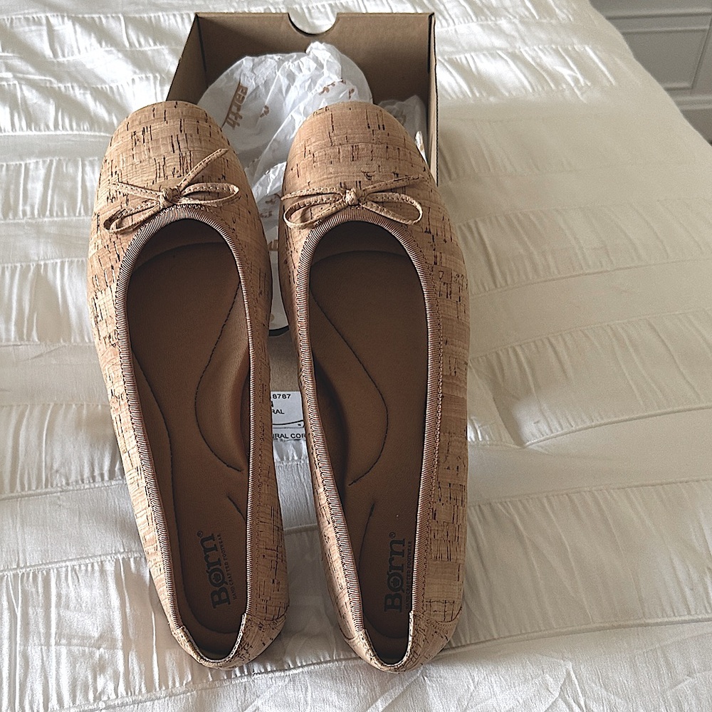 NEW - NEVER WORN- BORN Natural Cork Flats